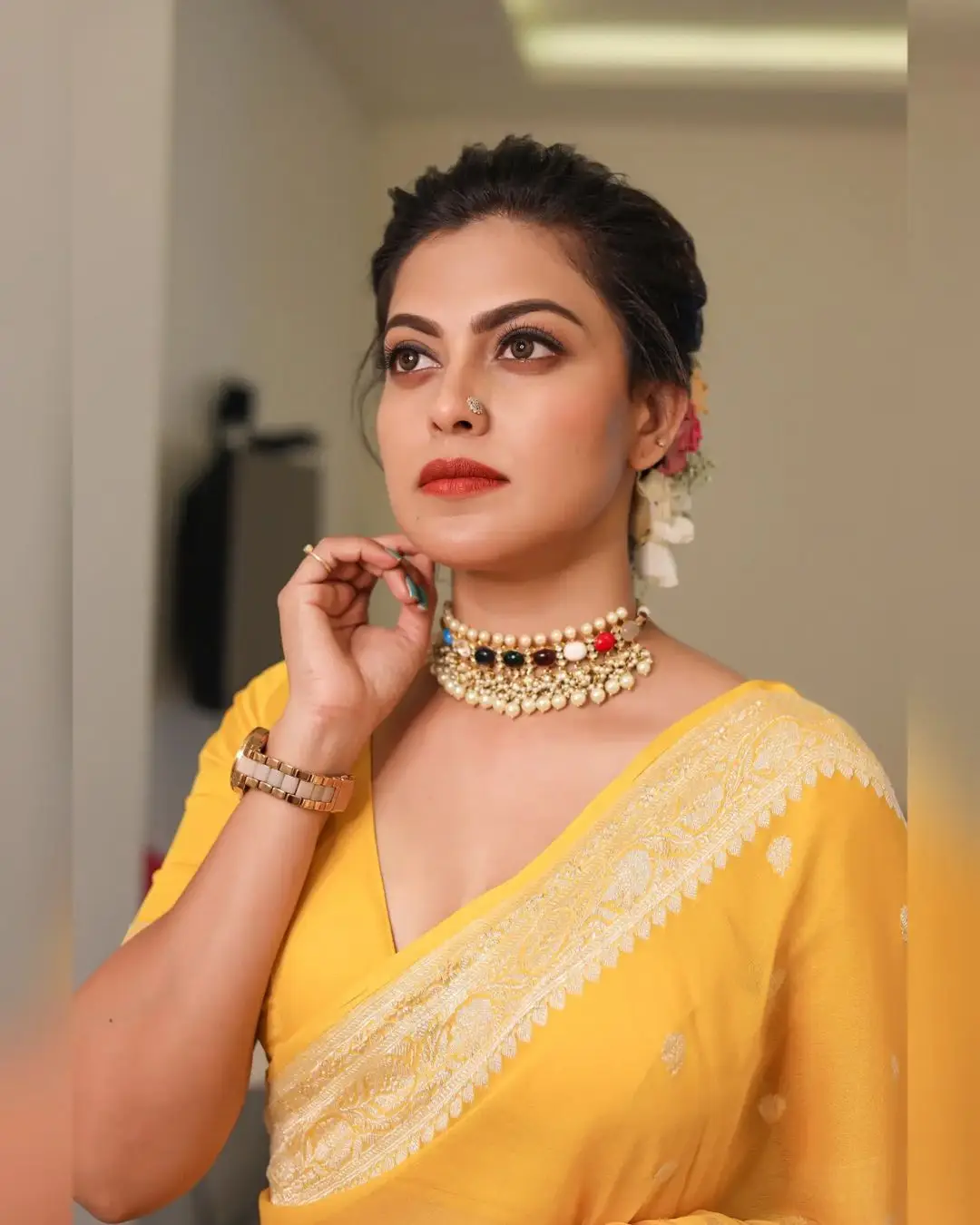 ANUSREE NAIR WEARING BEAUTIFUL EARRINGS JEWELLERY YELLOW SAREE BLOUSE